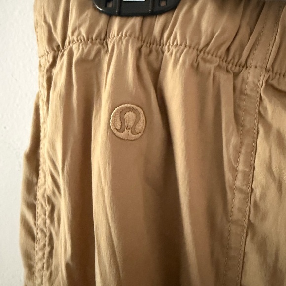 Lululemon Lightweight Adjustable Mid-Rise Cargo Pant in Filbert Tan Size Large - Picture 11 of 16